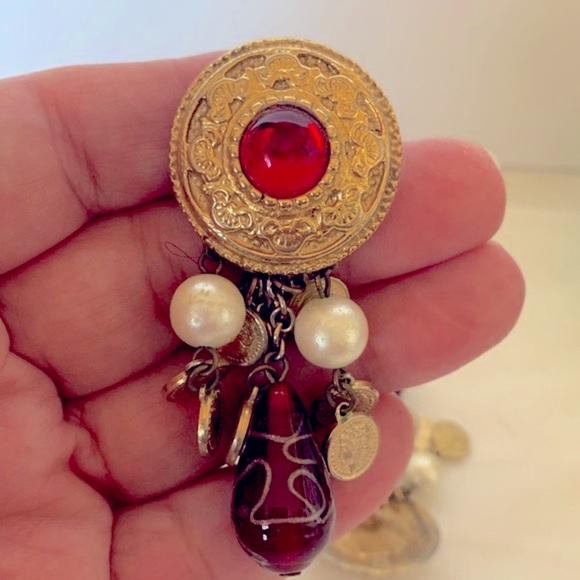 Vintage 80s Gold tone drop earrings with mini coins and faux pearls - Picture 8 of 8